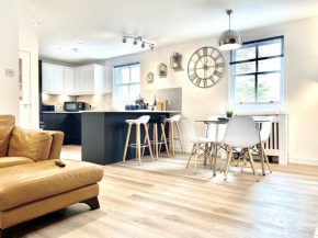 Stylish Central 2 Bedroom Apartment - Free Parking, Free WiFi